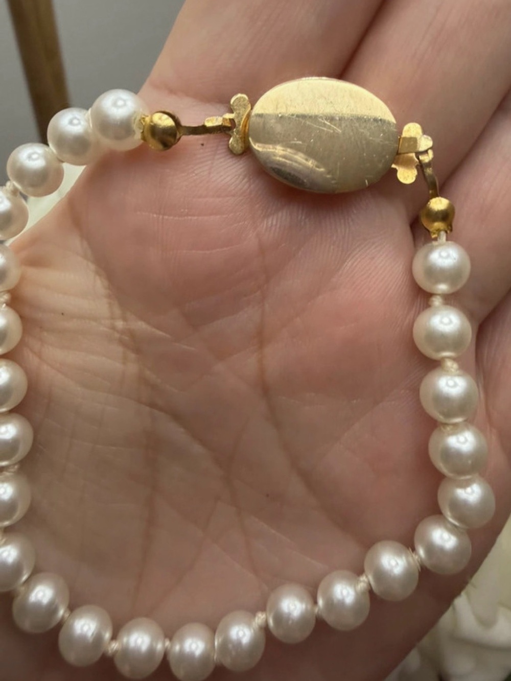 Elegant ivory pearl bracelet w 14k ? gold clasp
